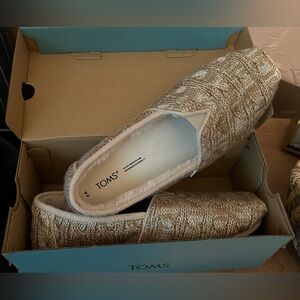 Cable knit TOMS size 8 NWT
